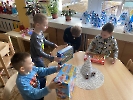 Pod stromečkem dárku plno_11