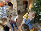 Pod stromečkem dárku plno_16