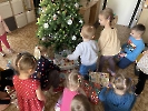 Pod stromečkem dárku plno_19